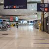 Un hall vide de l'aéroport Charles-de-Gaulle, à Roissy (Val-d'Oise), le 16 janvier 2021. (SANDRINE MARTY / HANS LUCAS / AFP)