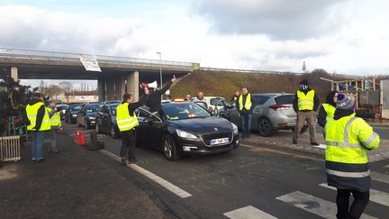 Des "gilets jaunes"&nbsp;sur le rond-point "cacahuète" entre Montargis et Amilly, le 4 janvier 2019. (FARIDA NOUAR / RADIO FRANCE)