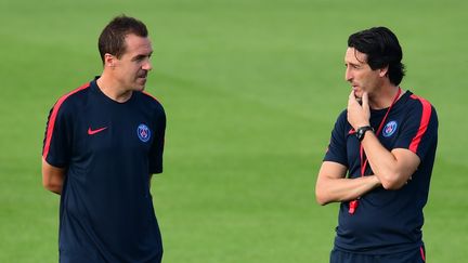 Le coach du PSG&nbsp;Unai Emery (à droite) s'entretient avec l'un de ses assistants lors d'une séance d'entraînement à&nbsp;Saint-Germain-en-Laye (Yvelines), le 12 septembre 2016. (FRANCK FIFE / AFP)