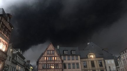 La place du Vieux Marché plongée dans le noir à Rouen, le 26 septembre 2019, en raison de l'incendie à l'usine Lubrizol. (CORALIE MOREAU / RADIOFRANCE)