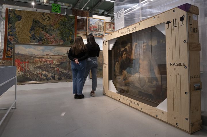 Des oeuvres présentées encore emballées, comme en transit, c'est le parti pris de l'exposition "Vienne se met au pas" au Wien Museum MUSA. (JOE KLAMAR / AFP)