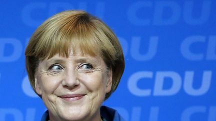 La chanceli&egrave;re allemande Angela Merkel sourit devant ses partisans &agrave; l'annonce de sa victoire aux &eacute;lections l&eacute;gislatives &agrave; Berlin (Allemagne), le 22 septembre 2013. (FABRIZIO BENSCH / REUTERS)