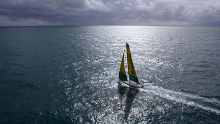 Le skipper fran&ccedil;ais Louis Burton sur son bateau "Bureau Vall&eacute;e" &agrave; l'entra&icirc;nement avant le Vend&eacute;e Globe, le 25 septembre 2012, &agrave; Saint Malo (Ille-et-Vilaine). (JEAN-MARIE LIOT / DPPI / AFP)