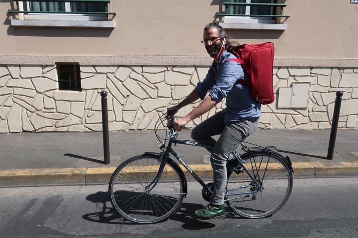 Grégoire Orsingher, propriétaire de la librairie Le Tome 47, à Vitry-sur-Seine (Val de Marne, Ile de France), en livraisons le 23 avril 2020 (Laurence Houot / FRANCEINFO CULTURE)