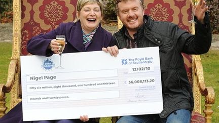 Un couple britannique gagnant du tirage de l'Euro Million le 15 février 2010 (AFP - Ben Stansall)