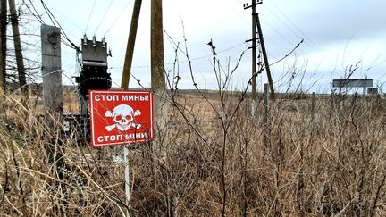 Terrains minés sur ligne de front dans les faubourgs de Marioupol, à quelques kilomètres de la partie du&nbsp; &nbsp;Donbass&nbsp;contrôlée par les séparatistes pro-russes. (BENJAMIN ILLY / RADIO FRANCE)