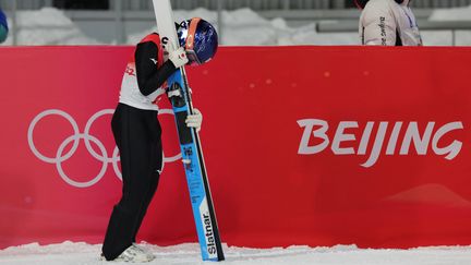 La Japonaise Sara Takanashi est l'une des cinq skieuses a avoir été disqualifiée&nbsp;de l'épreuve de saut à ski par équipes mixtes des Jeux olympiques de Pékin, le 7 février 2022 à&nbsp;Zhangjiakou (Chine). (Yosuke Hayasaka / The Yomiuri Shimbun via AFP)