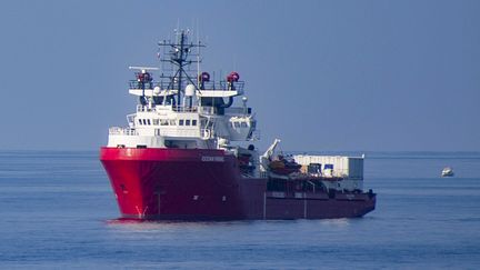 Le bateau humanitaire "Ocean Viking" au large de l'île italienne de Lampedusa, le 15 septembre 2019. (ALESSANDRO SERRANO / AFP)