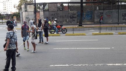 Manifestants dans les rues de Caracas, pendant la grève générale au Vénézuela (Sandrine EtoaAndegue / Radio France)