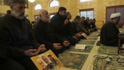 A Ghazieh, au Liban, des membres du Hezbollah font une prière en hommage au général Soleimani,&nbsp;commandant de&nbsp;la Force&nbsp;Qods&nbsp;des Gardiens de la Révolution, tué dans un raid américain en Irak, vendredi 3 janvier 2020. (MAHMOUD ZAYYAT / AFP)