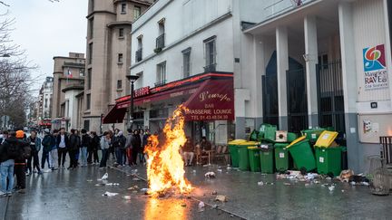 Une poubelle incendiée lors d'un blocage devant le lycée Maurice-Ravel, à Paris, le 31 janvier 2020. (JEROME GILLES / NURPHOTO)