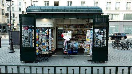  Un kiosque à journaux ouvert pendant le confinement à Paris, le 28 mars 2020.&nbsp; (EDOUARD RICHARD / HANS LUCAS)