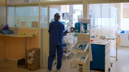 "Des générations d'une même famille" sont hospitalisées ou en réanimation, décrit Nicolas Bandaly, médecin interne en renfort a ucentre médico-social de Basse-Terre, en Guadeloupe. (CEDRICK ISHAM CALVADOS / AFP)