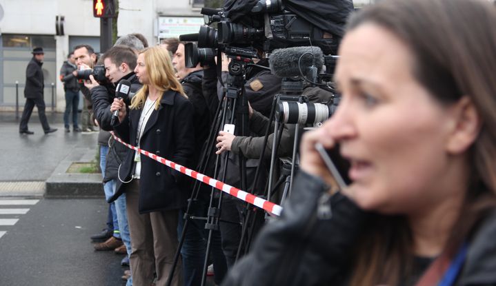 Des journalistes du monde entier couvrent la prise d'otages survenue &agrave; la porte de Vincennes, &agrave; Paris, le 9 janvier 2015.&nbsp; (BASTIEN HUGUES / FRANCETV INFO)