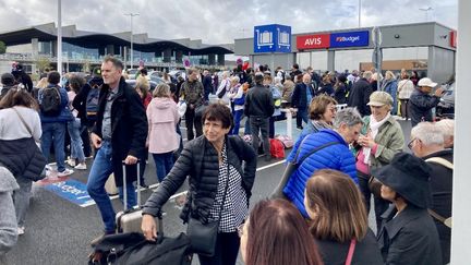 Des passagers évacués de l'aéroport de Bordeaux (Gironde), le 18 octobre 2023. (SEVERINE DABADIE / AFP)