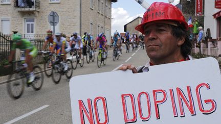 Un spectateur porte une pancarte "Non au dopage" sur l'&eacute;tape Macon-Bellegarde-sur-Valserine du Tour de France, le 11 juillet 2012. (JOEL SAGET / AFP)