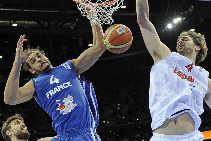 Pau Gasol&nbsp;face à Joakim Noah, en finale de l'Eurobasket 2011, à Kaunas (Lituanie). (JANEK SKARZYNSKI / AFP)