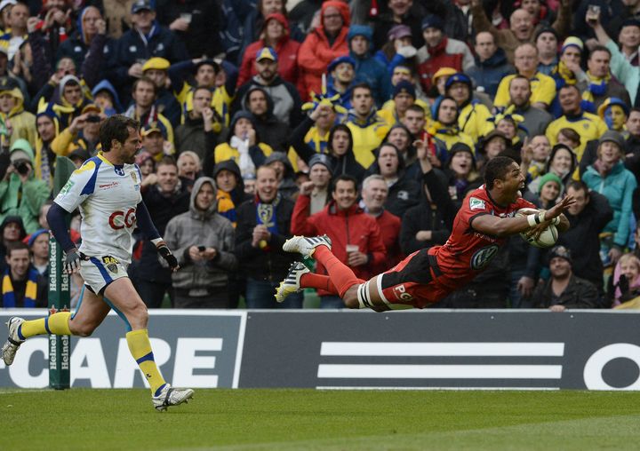 L'arrière anglais Delon Armitage inscrit l'essai de la victoire pour Toulon devant Clermont-Ferrand en finale de la Coupe d'Europe à l'Aviva Stadium de Dublin, le 18 mai 2013. (FRANCK FIFE / AFP)