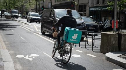 Un livreur Deliveroo dans les rues de Paris le 20 avril 2022. (AFP)