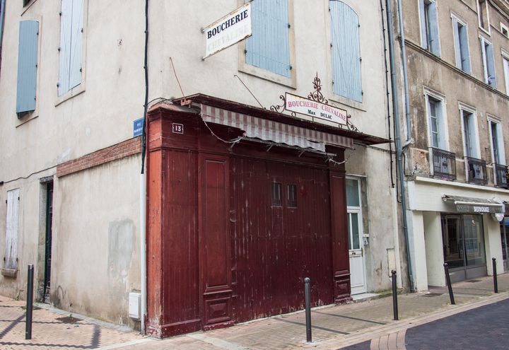 La devanture d'une boucherie, au croisement de la rue Parmentier et de la rue de la Convention.&nbsp; (JULIETTE CAMPION / FRANCEINFO)