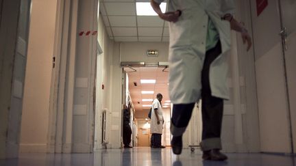 Une violente altercation a eu lieu entre le personnel soignant et la famille d'un patient &agrave; la clinique Bouchard, &agrave; Marseille, le 21 juillet 2012. (FRED DUFOUR / AFP)