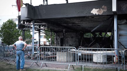 De nombreuses dégradations ont eu lieu dans l'agglomération rouennaise durant les émeutes, comme ce bureau de tabac incendié à Bihorel près de Darnétal, le 30 juin 2023. (LOU BENOIST / AFP)