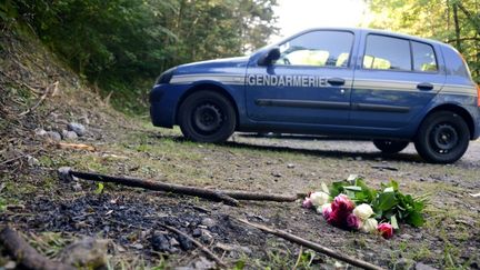 Un bouquet de roses sur les lieux du quadruple meurtre, &agrave; Chevaline (Haute-Savoie), le 8 septembre 2012.&nbsp; (PHILIPPE DESMAZES / AFP)