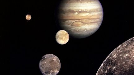 Jupiter (la plus en haut de l'image) et ses lunes, photographi&eacute;es par la sonde Voyager 1 en 1979. (NASA / AFP)