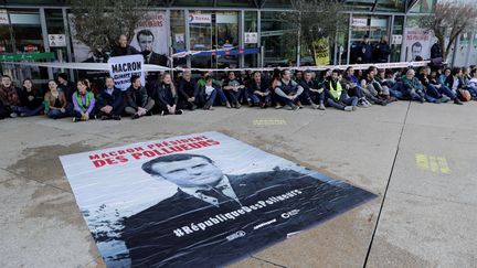 Des&nbsp;militants écologistes réunis sur l'esplanade de la Défense, près de Paris, le 19 avril 2019. (THOMAS SAMSON / AFP)