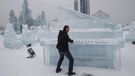 A l'Ice and Snow festival, le 4 janvier 2015, &agrave; la veille de l'inauguration de ce festival annuel de la ville d'Harbin, dans le nord de la Chine. (KIM KYUNG HOON / REUTERS)