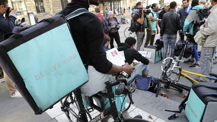 Un manfestation de livreurs Deliveroo, le 11 août 2017, sur la place de la République, à Paris.&nbsp; (JACQUES DEMARTHON / AFP)