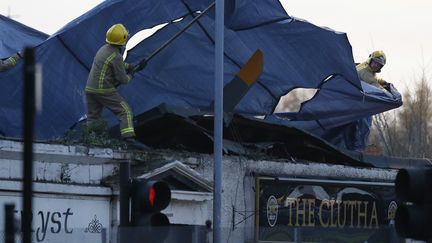 Des secouristes recouvrent les lieux, le 30 novembre 2013, au lendemain d'un crash d'h&eacute;licopt&egrave;re sur un pub de Glasgow (Ecosse).&nbsp; (RUSSELL CHEYNE / REUTERS)