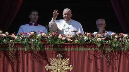 Le pape François salue les fidèles après avoir prononcé la bénédiction "Urbi et Orbi" depuis le balcon de la basilique Saint-Pierre, au Vatican, le 9 avril 2023. (RICCARDO DE LUCA / ANADOLU AGENCY / AFP)