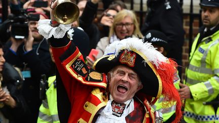 Tony Appleton, le faux crieur public, annonce ma naissance du b&eacute;b&eacute; de Kate et William, devant l'h&ocirc;pital&nbsp;St Mary's, le 2 mai 2015. (BEN STANSALL / AFP)