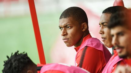 Kylian Mbappé pensif sur le banc monégasque. (PHILIPPE DESMAZES / AFP)