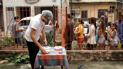 Matheus Vieira distribue des repas à Maré, à Rio de Janeiro (Brésil), le 17 septembre 2022.&nbsp; (VALENTINE PASQUESOONE / FRANCEINFO)