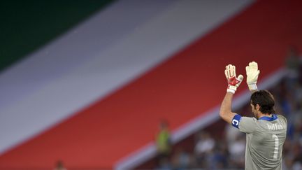 Le gardien italien, Gianluigi Buffon, devant un drapeau italien g&eacute;ant, le 1er juin 2012 &agrave; Zurich (Suisse). (FABRICE COFFRINI / AFP)