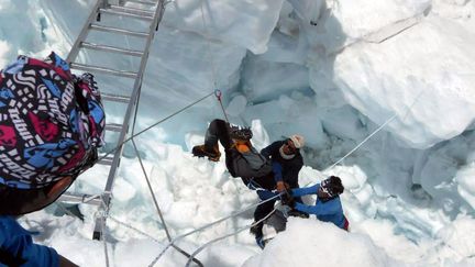 L'&eacute;quipe de secours r&eacute;cup&egrave;re l'un des survivants de l'avalanche, le 18 avril 2014, sur les pentes de l'Everest (N&eacute;pal). (BUDDHABIR RAI / AFP)