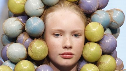 Une cr&eacute;ation de la Swedish School of Textile est pr&eacute;sent&eacute;e dans le cadre de la fashion week de Stockholm (Su&egrave;de), le 29 ao&ucirc;t 2012. (ANDREAS RENTZ / GETTY IMAGES)