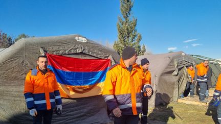 Les secouristes arméniens ont installé un drapeau sur leur tente. (MARIE-PIERRE VEROT / RADIOFRANCE / FRANCEINFO)