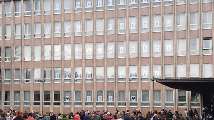 Un rassemblement en soutien a l'enseignante agressée, devant le lycée Malherbe à Caen (Calvados), le 20 septembre 2022.

 (CAROLE LOUIS / FRANCE BLEU BASSE-NORMANDIE)