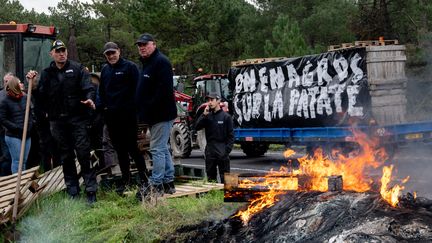 Contadini arrabbiati manifestano all'ingresso del ponte di Noirmoutier (Vendée), 27 gennaio 2024. (ESTELLE RUIZ / HANS LUCAS / AFP)