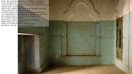 Le photographe explore ici les anciennes demeures de Djeddah. Ces palais, merveilles de savoir-faire architecturaux et décoratifs, et autrefois lieux vibrants de la vie sociale et communautaire, sont aujourd’hui vides, à l’abandon. «Ce projet participe d’une approche documentaire qui cherche à capturer la beauté d’un patrimoine disparaissant lentement...
Selon moi, il subsiste une beauté dans ce phénomène de dilapidation. Je cherche à questionner, à interpeller les autres. Que s’est-il passé dans notre société pour que nous ayons pu négliger et détruire autant de beauté, mais surtout pouvons-nous y remédier? Comment ralentir ce processus pour préserver ce qui nous reste, est-ce inéluctable.»   (Emy Kat/Œuvre exposée à l’IMA)