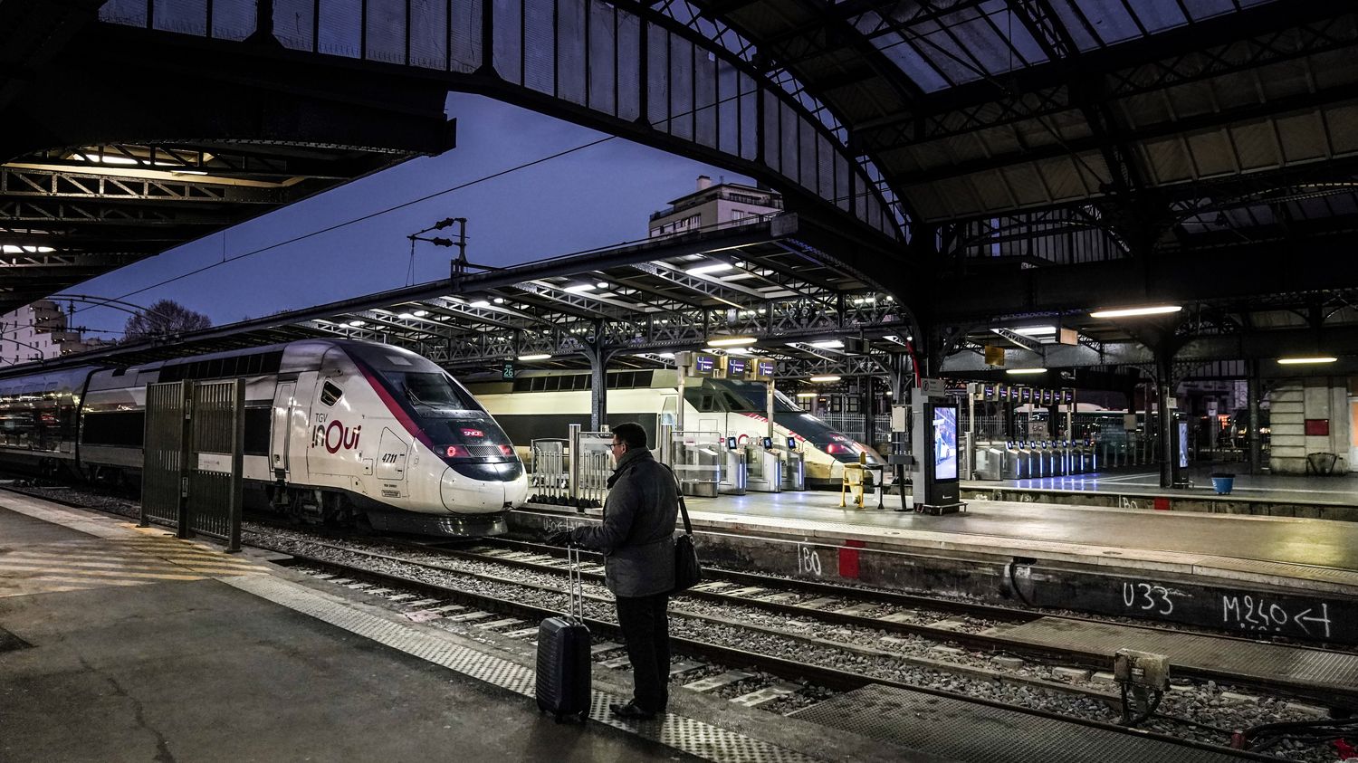 Les passants. SNCF Train.