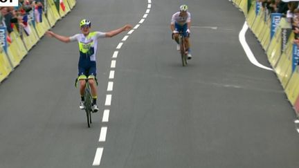 L'Allemand, Georg Zimmermann règle au sprint son compagnon d'échappée le Français Mathieu Burgaudeau à Crest-Voland !