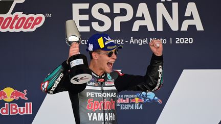 Le pilote français Fabio Quartararo de l'équipe Petronas Yamaha SRT, célèbre sur le podium sa victoire au Grand Prix d'Espagne en MotoGP sur le circuit de Jerez-de-la-Frontera en Espagne, le 19 juillet 2020. (JAVIER SORIANO / AFP)