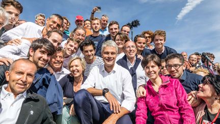 Aurane Reihanian, au centre, avec la marinière, et Laurent Wauquiez, le 3 septembre 2017 aux Estables (Haute-Loire). (KONRAD K. / SIPA)