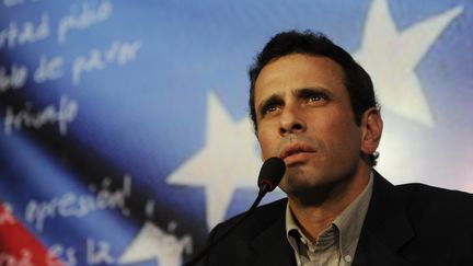 Henrique Capriles lors de l'annonce de sa candidature &agrave; l'&eacute;lection pr&eacute;sidentielle du 14 avril, le 10 mars 2013 &agrave; Caracas (Venezuela). (LEO RAMIREZ / AFP)