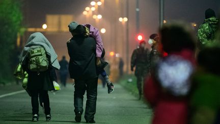 Des migrants marchent vers un centre pour r&eacute;fugi&eacute;s &agrave; Sentilj, en Slov&eacute;nie, mercredi 4 novembre 2015. (JURE MAKOVEC / AFP)