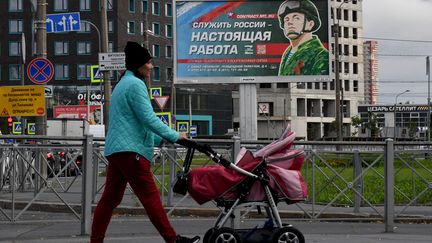 Un panneau publicitaire fait la promotion de&nbsp;l'armée russe pour partir combattre en Ukraine, à Saint-Petersbourg, le 20 septembre 2022. (OLGA MALTSEVA / AFP)